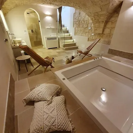 Alba Luxury * オストゥーニ